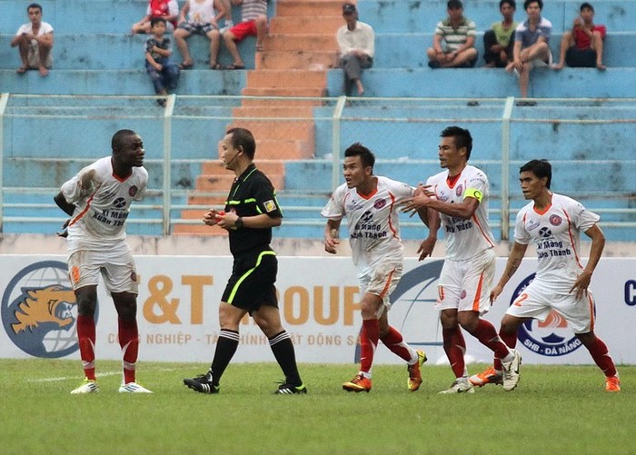 Như đã đưa tin, chiều 29/3 đã diễn ra trận đấu sớm vòng 3 V-League trên sân Chi Lăng giữa SHB Đà Nẵng và XMXT Sài Gòn, trận đấu không có gì nổi bật ngoài tình huống lộn xộn ở cuối hiệp một.
